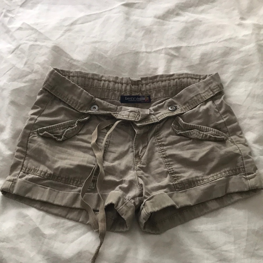 Levi’s cargo shortie shorts